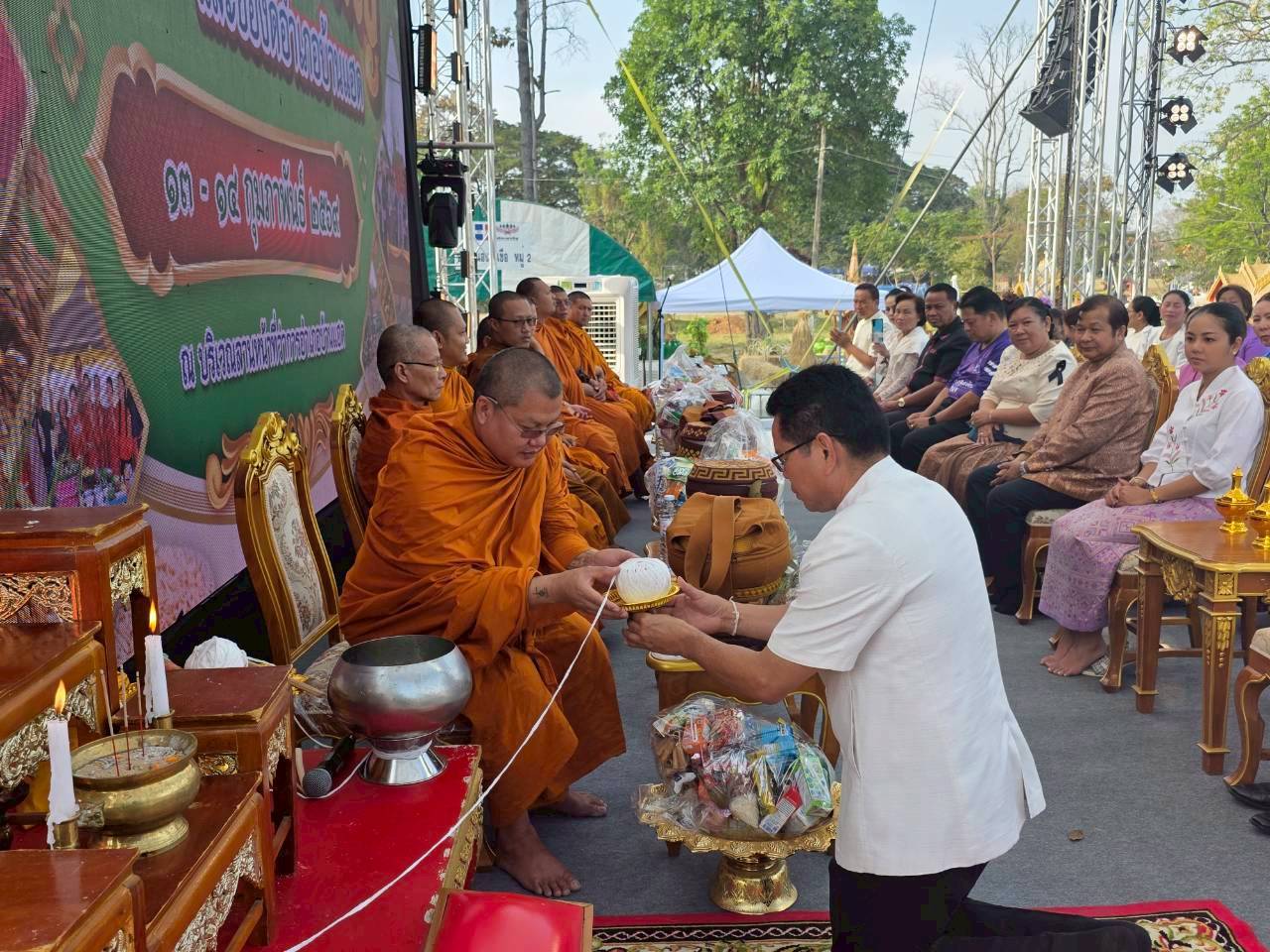 อำเภอบ้านแฮด : ร่วมทำบุญตักบาตรในงานบุญกุ้มข้าวใหญ่และของดีอำเภอบ้านแฮด ปี 2569
