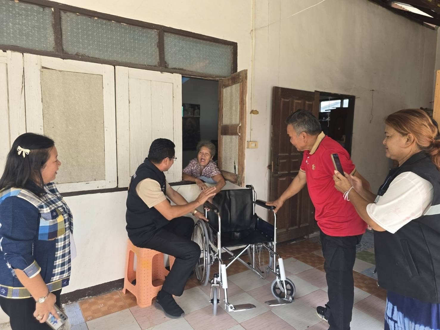 🦏พช.บ้านแฮด : ร่วมมอบรถเข็นวีลแชร์ (Wheel chair) จากโครงการรถกาชาดเอื้อเฟื้อ (Wheel chair) เพื่อผู้สูงอายุ ผู้พิการ 